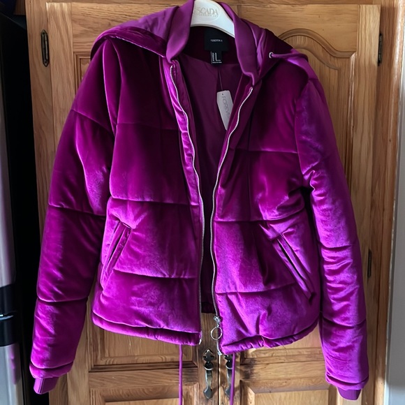 NWT quilted velvety jacket with hood and zipper. Adjustable at bottom size M - Picture 4 of 13